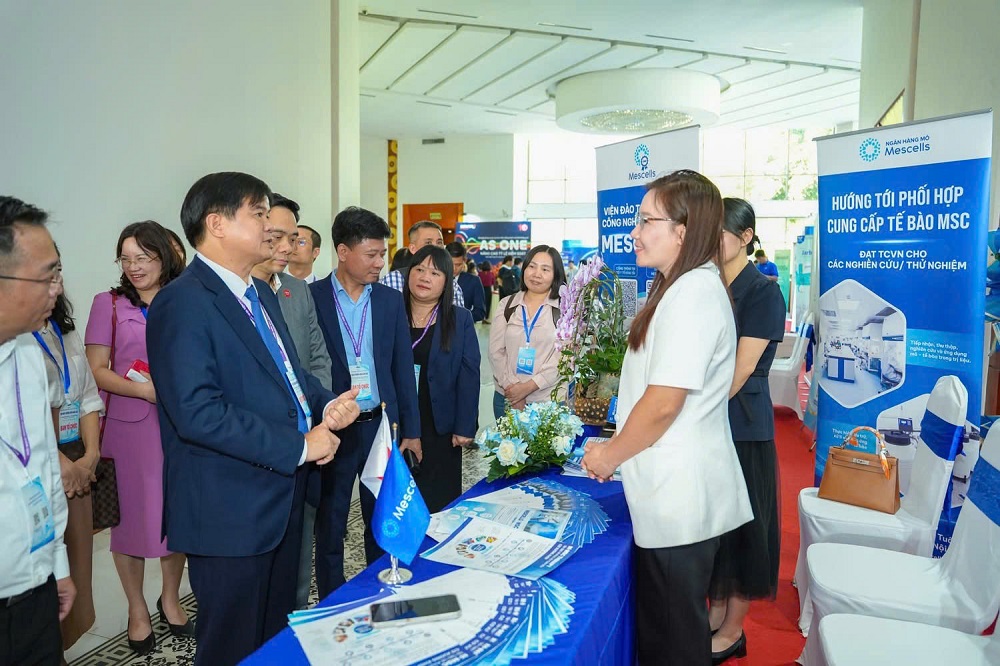 Các đại biểu thăm quan gian hàng của Mescells