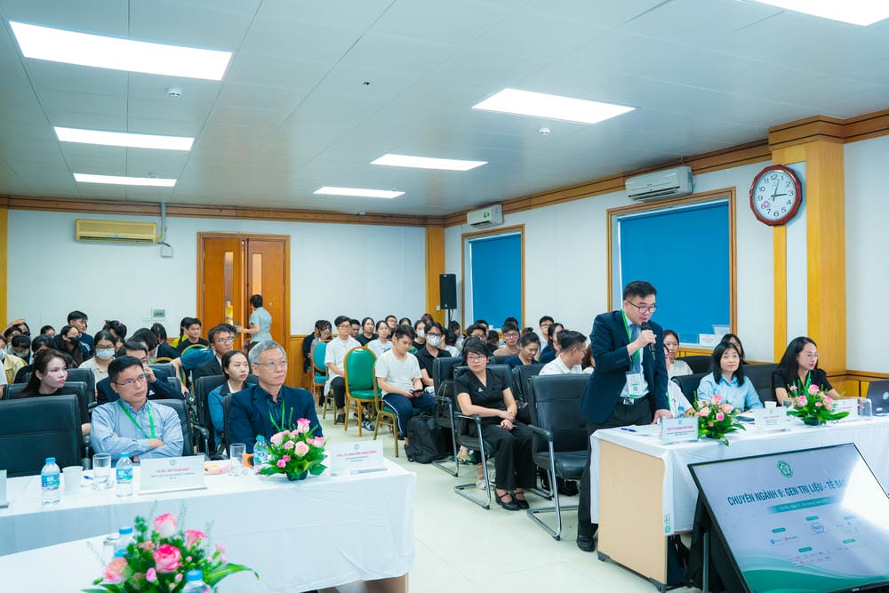Chủ tọa phiên 6 (hàng đầu) và bác sĩ